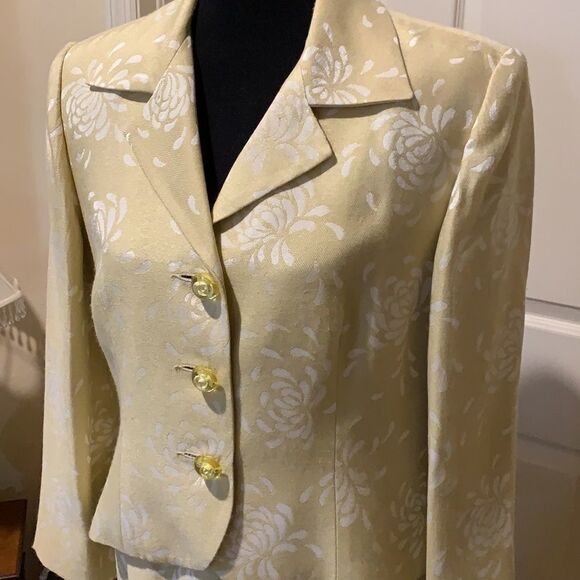 Neiman Marcus exclusive women’s suit - Picture 2 of 14